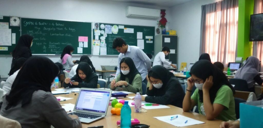 Kelas SMPN 16 Bekasi dengan siswa yang aktif belajar.